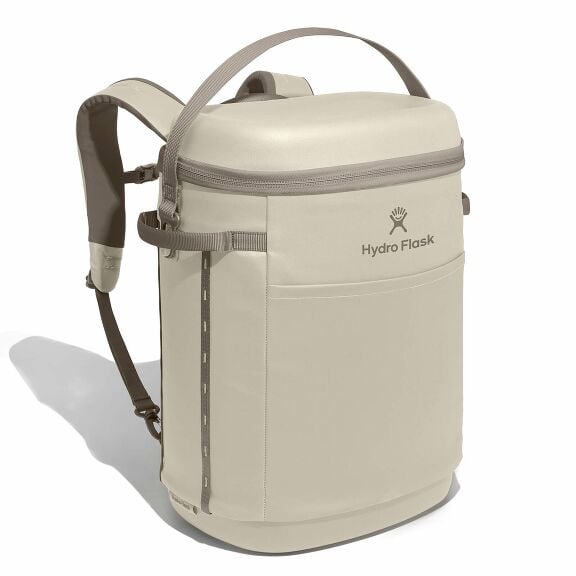 carryouttm-backpack-22-l-b8 18pco114-carryout-backpack-22l-oat-angled_1.jpg