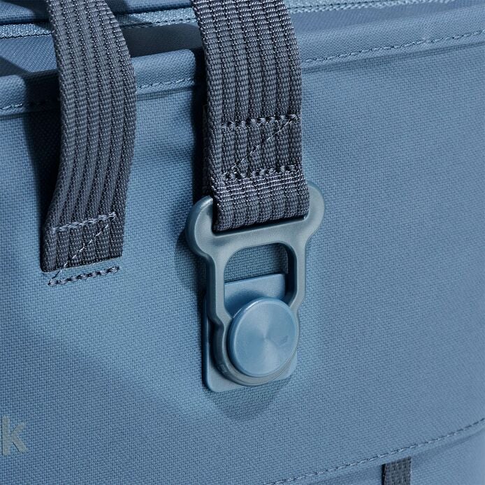 carryouttm-soft-cooler-tote-10-l-b2 250815_hydro_cooler_details_14838_6_3.jpg