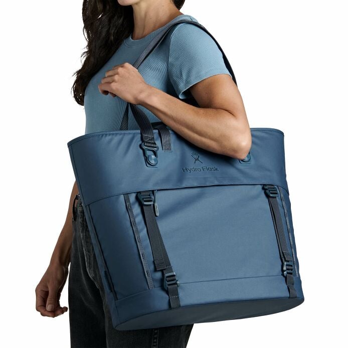 carryouttm-soft-cooler-tote-30-l-n2 250815_hydro_s26_hb_14614_2.jpg