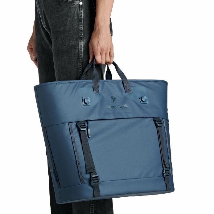 carryouttm-soft-cooler-tote-30-l-n2 250815_hydro_s26_hb_14619_2.jpg