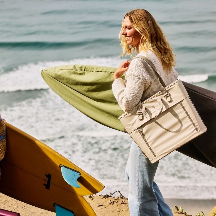 carryouttm-soft-cooler-tote-20-l-j5 hf_carryout_bouwer_d1_l1_torrey_pines_lifestyle_1142_1_1.jpg