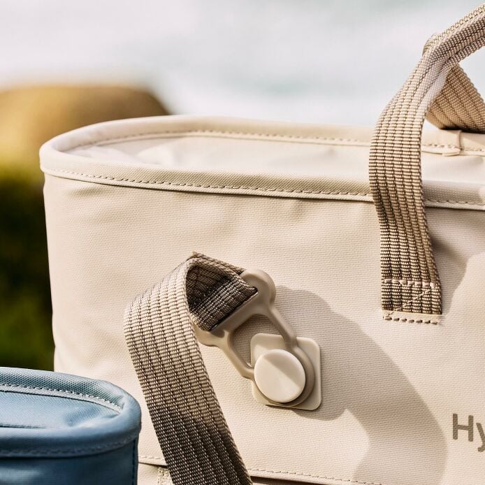 carryouttm-soft-cooler-tote-10-l-b2 hf_carryout_bouwer_d1_l1_torrey_pines_still_life_0123_4.jpg