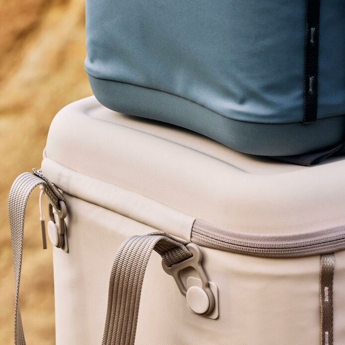 carryouttm-soft-cooler-15-l-q5 hf_carryout_bouwer_d1_l1_torrey_pines_still_life_0381_6.jpg