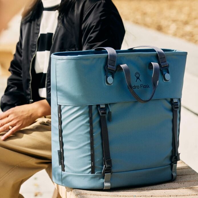 carryouttm-soft-cooler-tote-30-l-n2 hf_carryout_bouwer_d2_l2_parking_soccer_1930_1_1.jpg