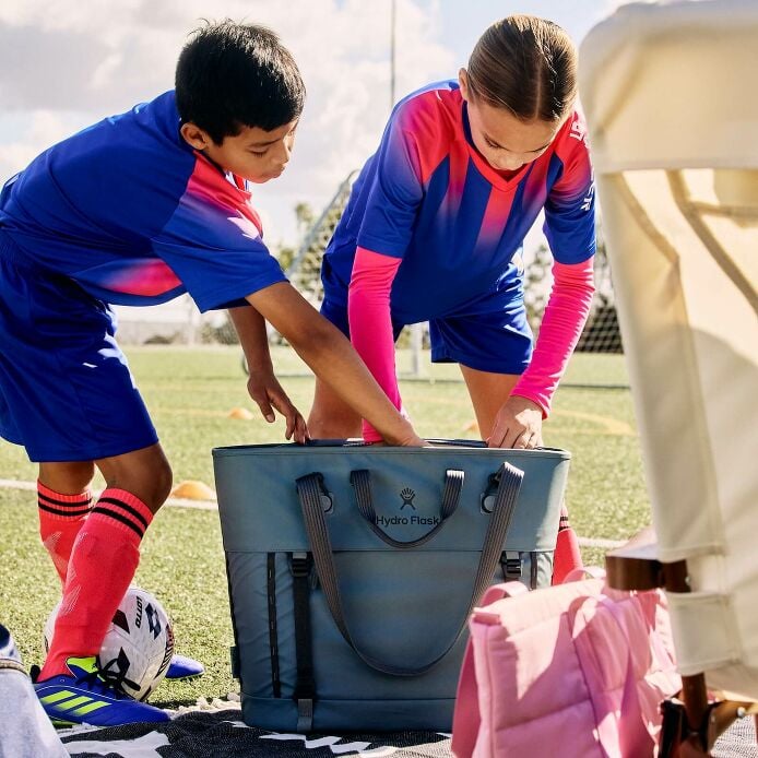carryouttm-soft-cooler-tote-30-l-n2 hf_carryout_bouwer_d2_l2_parking_soccer_2454_1_1.jpg