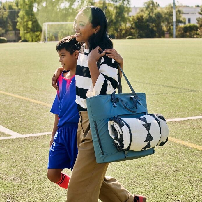 carryouttm-soft-cooler-tote-30-l-n2 hf_carryout_bouwer_d2_l2_parking_soccer_3406_1_1.jpg
